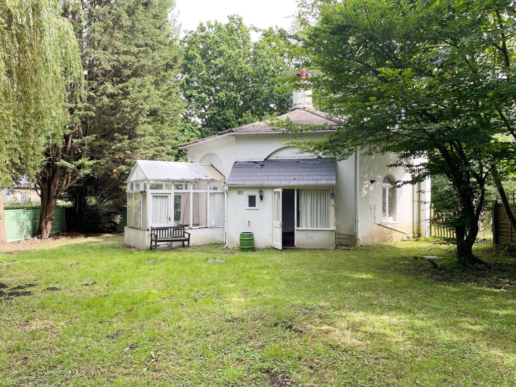 Lot: 62 - DETACHED FORMER GATEHOUSE FOR IMPROVEMENT - Rear of the building close to Thorndon Country Park